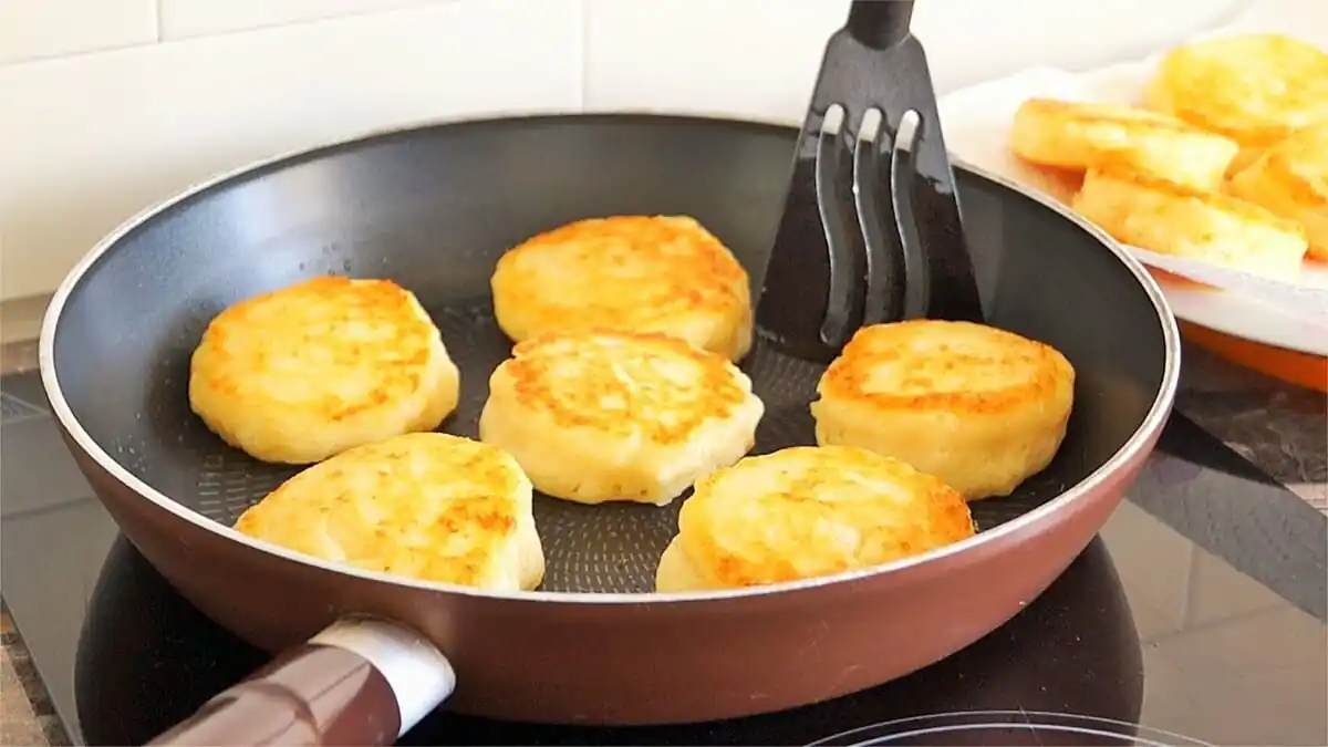 Rychlé sýrové placky na suché pánvi