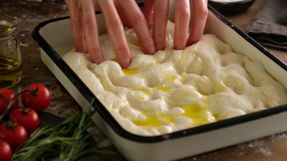 Recept na dokonalou focacciu jako v Itálii: tajemství zlatavé kůrky
