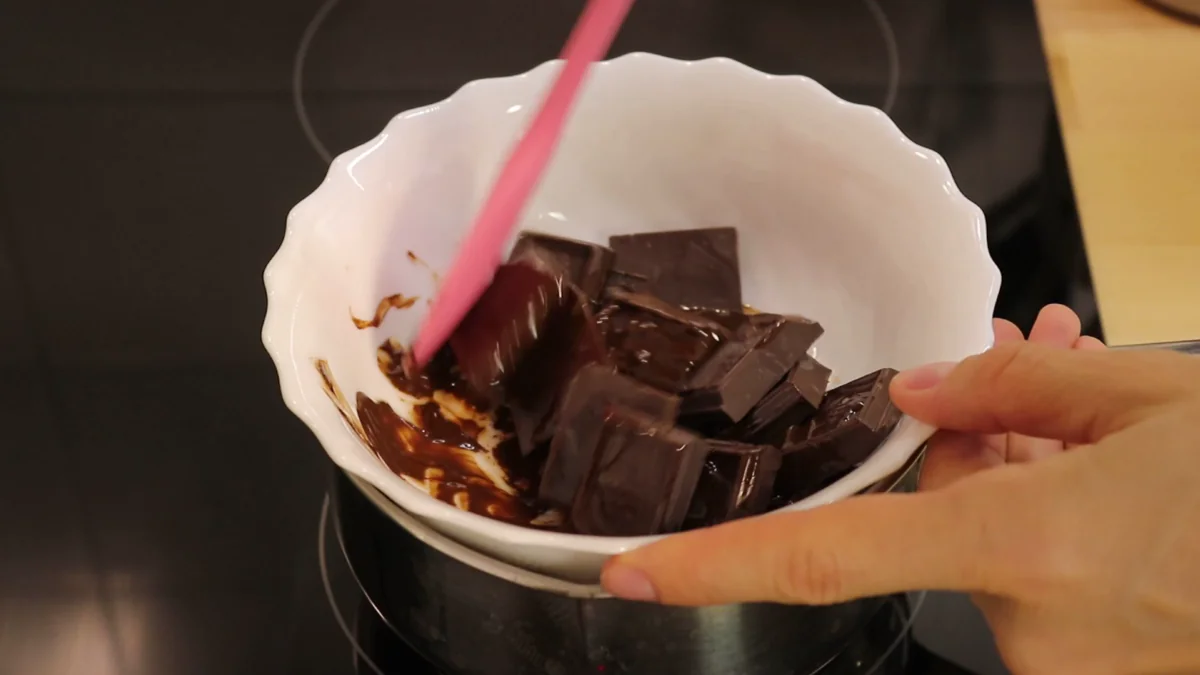 Ptačí mléko bez vajec: jemný dezert s čokoládovou polevou bez trouby