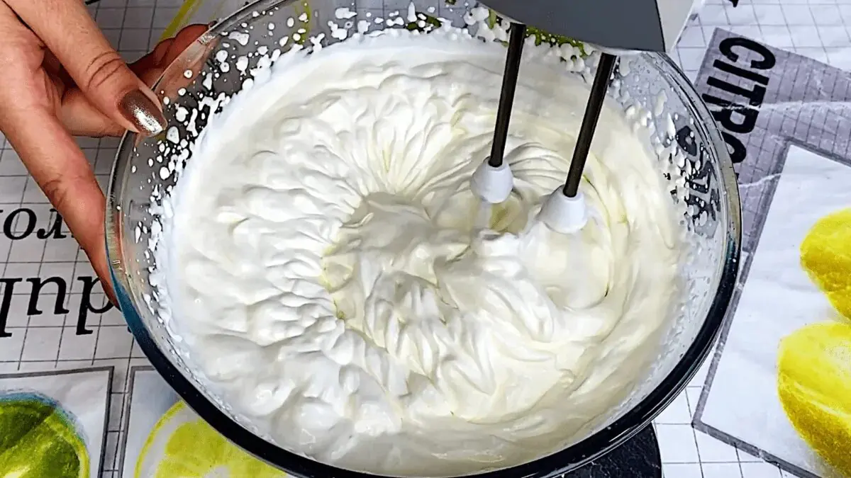 Ptačí mléko bez vajec: jemný dezert s čokoládovou polevou bez trouby