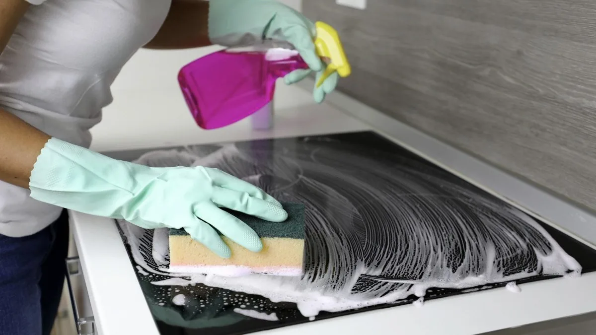 Škrábance na sklokeramické varné desce? Návod ve čtyřech jednoduchých krocích