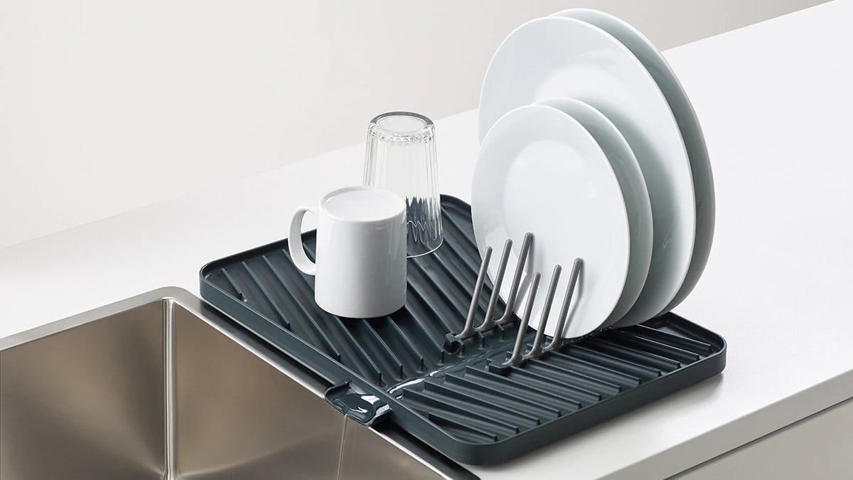 Sbohem odkapávači v dřezu – nový trend, který udělá kuchyň vzdušnější, praktičtější a organizovanější