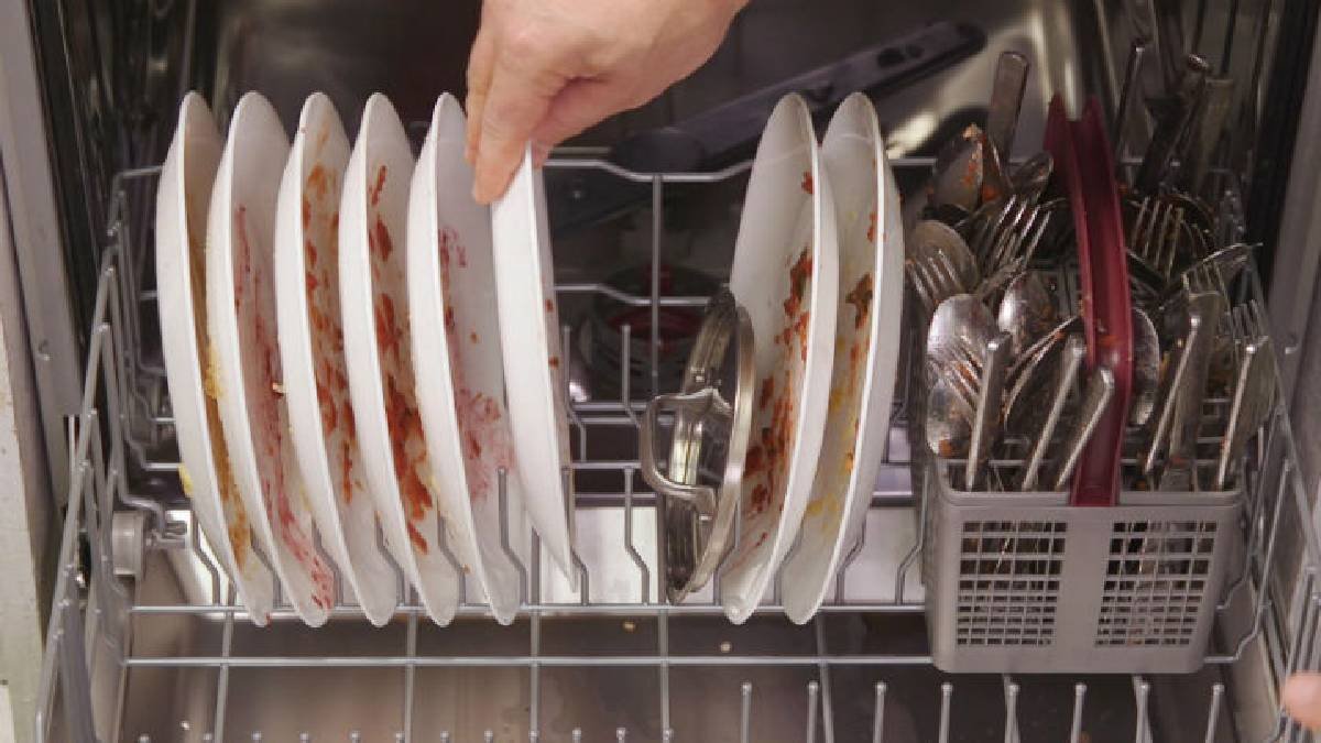 Jedno rychlé gesto po dokončení cyklu myčky pomůže nádobí lépe oschnout
