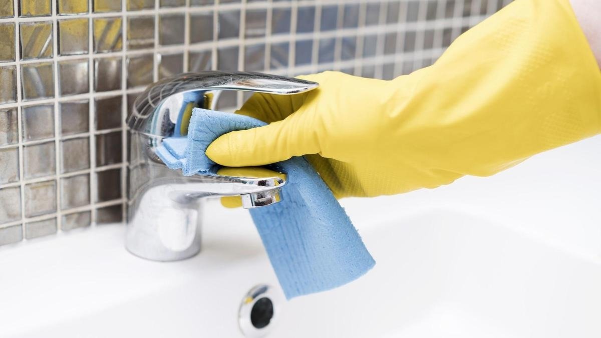 Starý vodní kámen na baterii je příliš odolný Odborníci na úklid prozradili jeden běžný nápoj, který si s ním snadno poradí