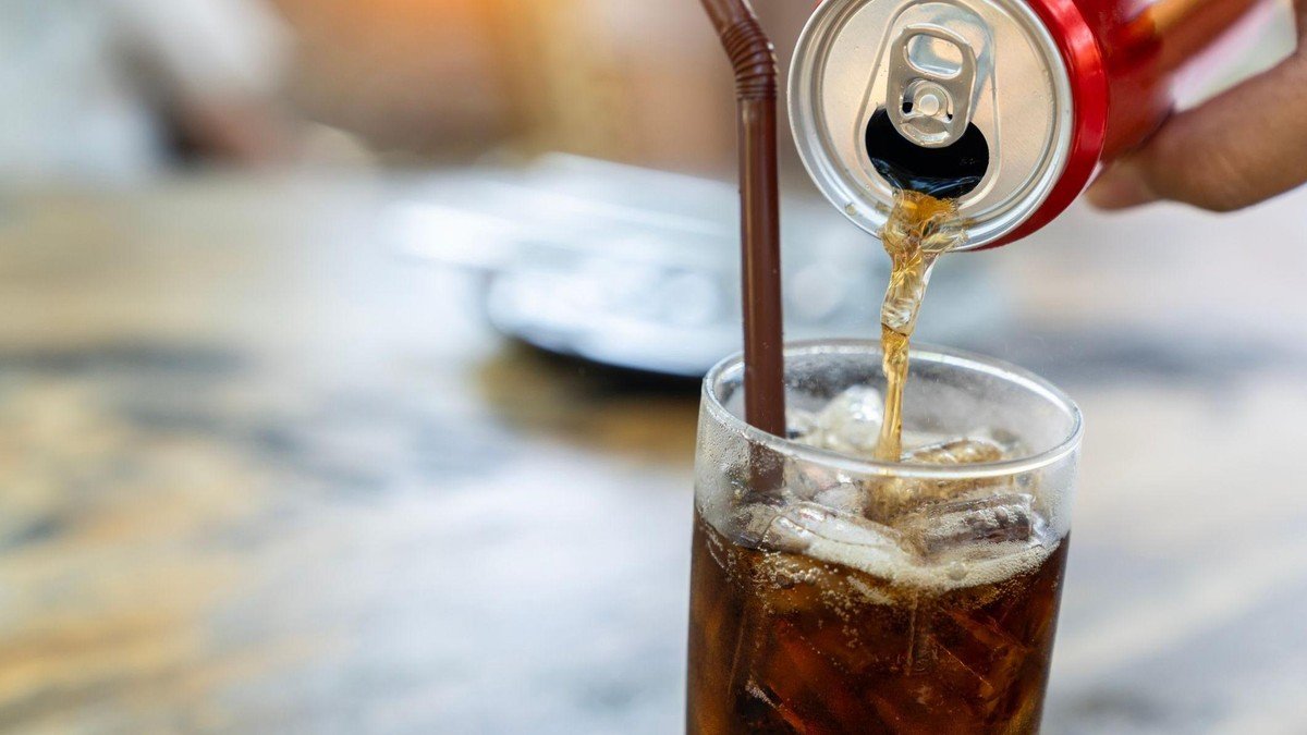 Neškrábejte připálený hrnec drsnou houbičkou do úmoru, když do něj nalijete jednu plechovku tohoto nápoje, za 10 minut bude jako nový