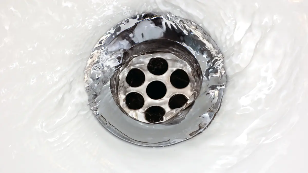 On nalil bílý ocet do sprchového odtoku na noc a objevil nečekanou změnu