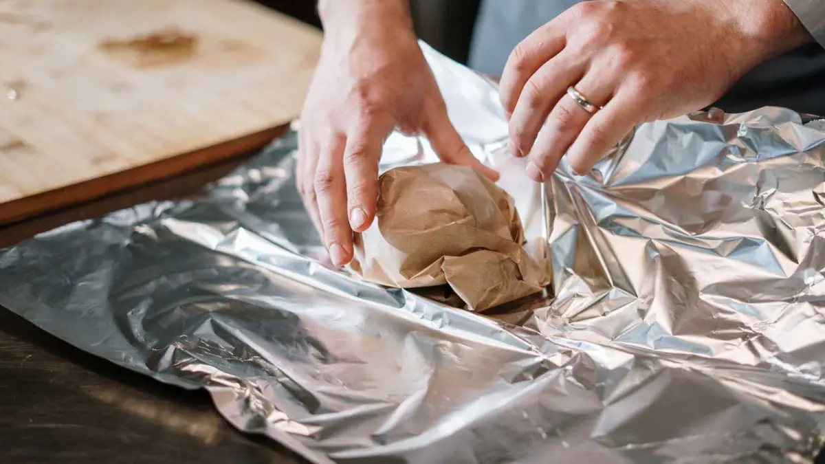 Proč je jedna strana alobalu matná a druhá lesklá a která varianta je správně