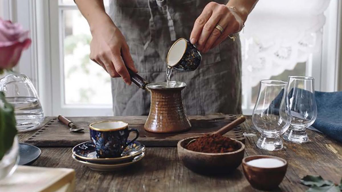 Proč je káva v kavárnách chutnější než doma – chyba, kterou děláme všichni