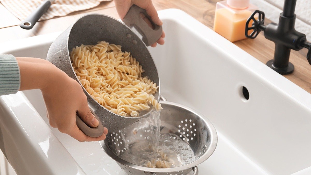 Proč je slévání těstovin do dřezu velmi špatný nápad