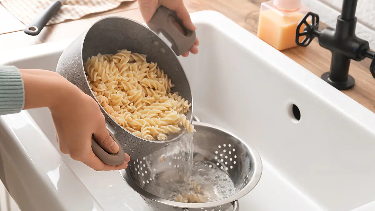 Proč je slévání těstovin do dřezu velmi špatný nápad