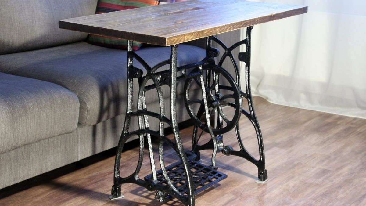 Pokud máte starý šicí stroj, máte poklad: proč a jak ho podle tohoto skvělého nápadu přetvořit