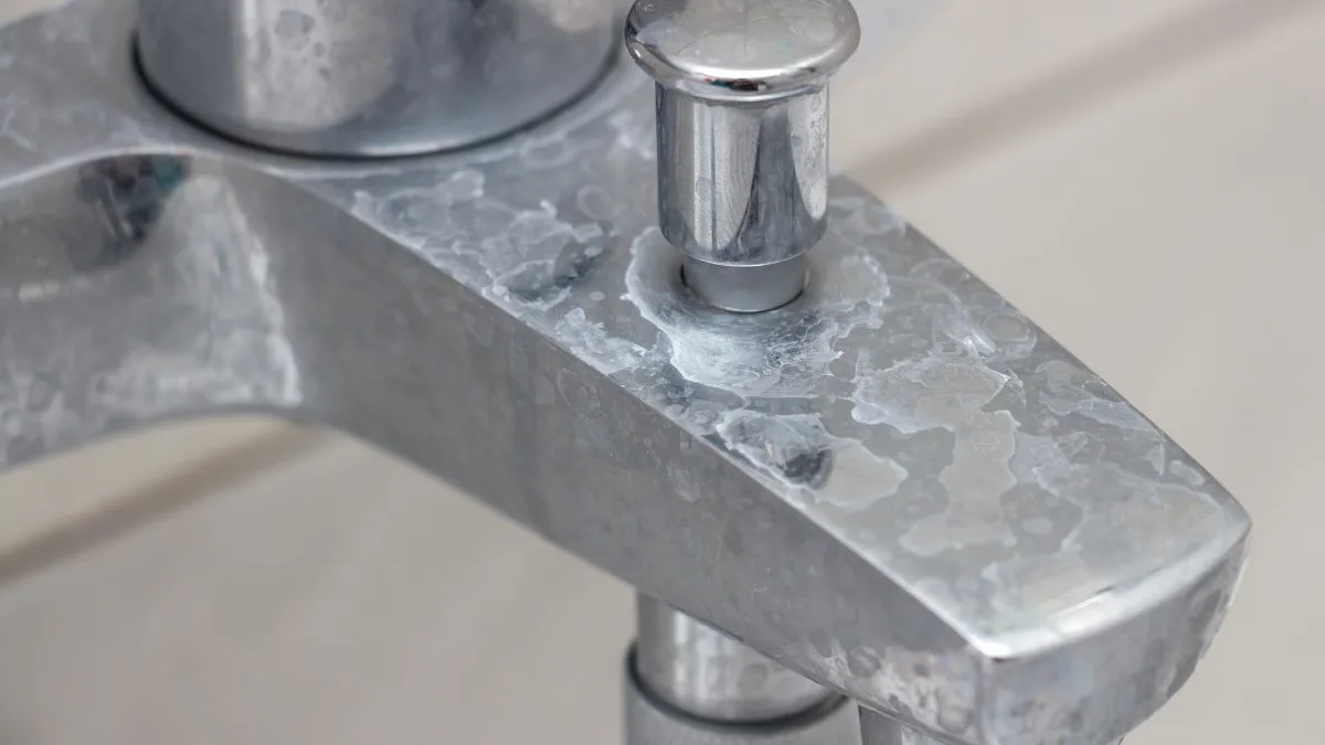 Jak vyčistit zašlý vodní kámen na baterii? Odborník na úklid radí „jeden levný trik“, jak rychle vrátit lesk a předejít ucpání