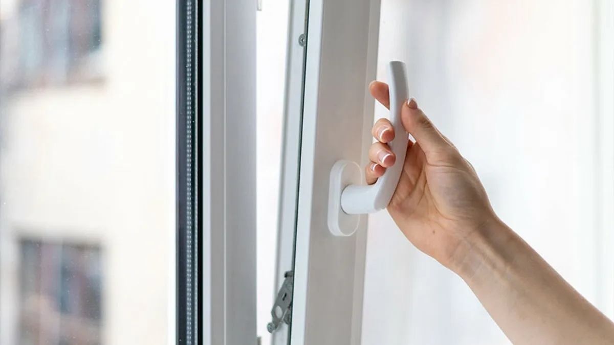 Zimě skoro všichni dělají stejnou chybu: sami „vyhazujeme“ teplo oknem a platíme víc za vytápění