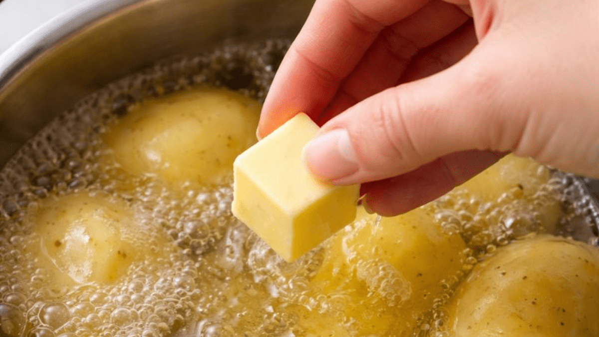 Co přidat do vody při vaření brambor: budou hotové rychleji a budou chutnat lépe