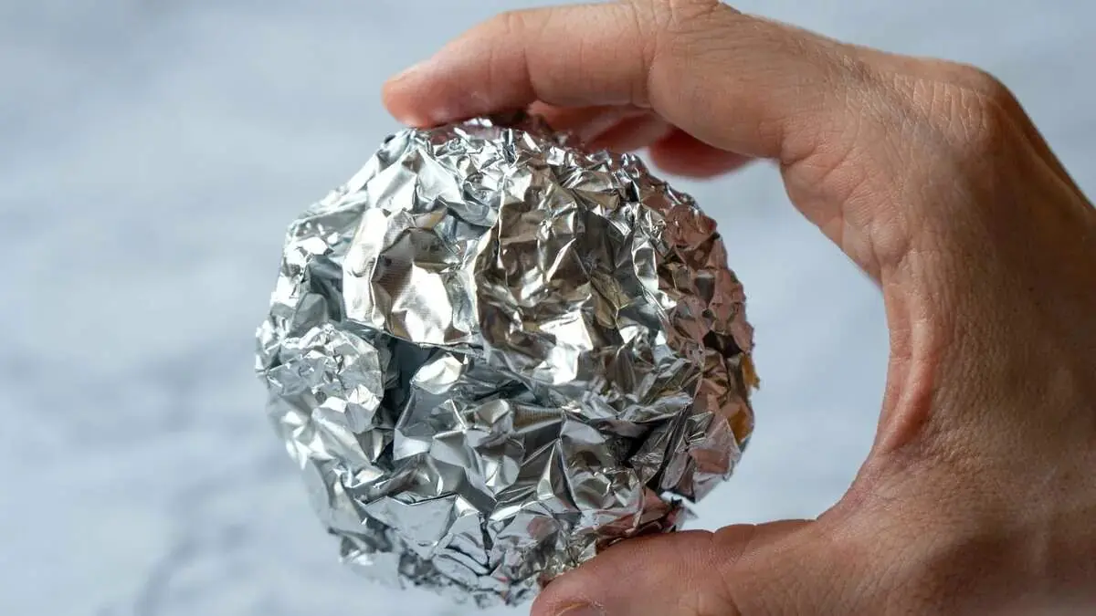 Zmačkejte a hoďte do splachovací nádržky v českých domácnostech takto bojují proti vodnímu kameni bez drhnutí