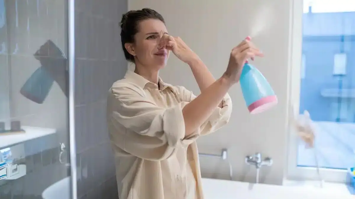 On nalil bílý ocet do sprchového odtoku na noc a objevil nečekanou změnu