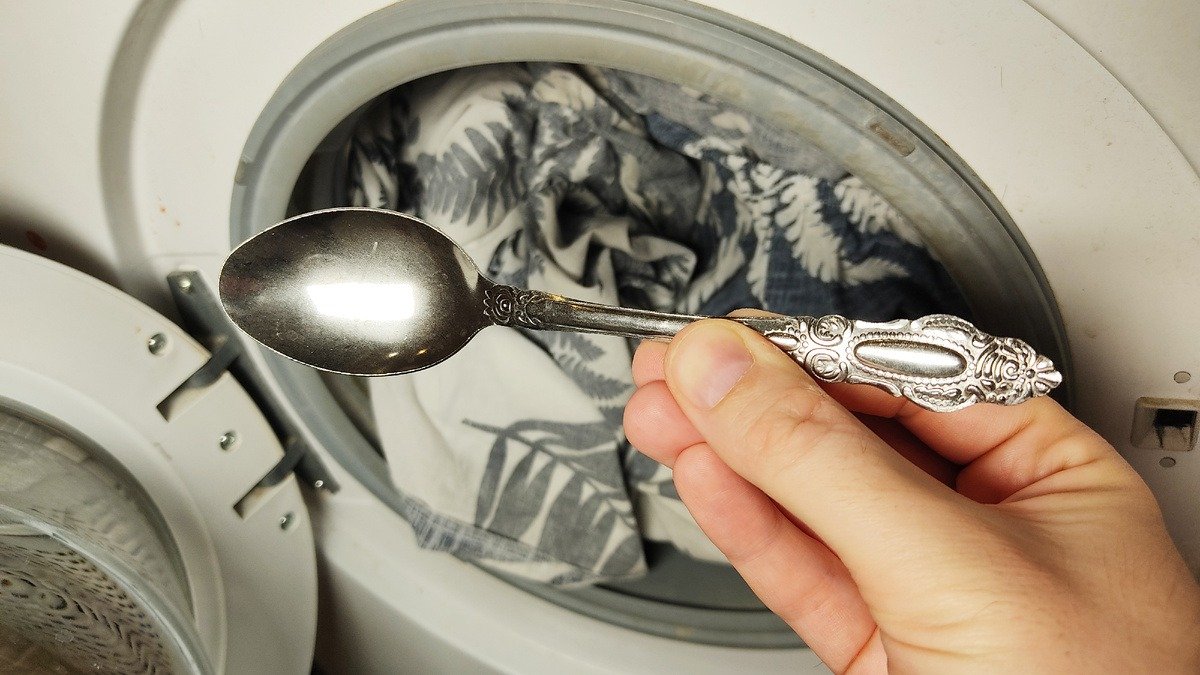 Důvod, proč čajová lžička soli v pračce zabraňuje obarvení bílého prádla barevným oblečením
