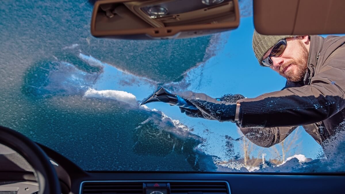 Proč nanášet ocet na čelní sklo auta a proč se to doporučuje hlavně v zimě