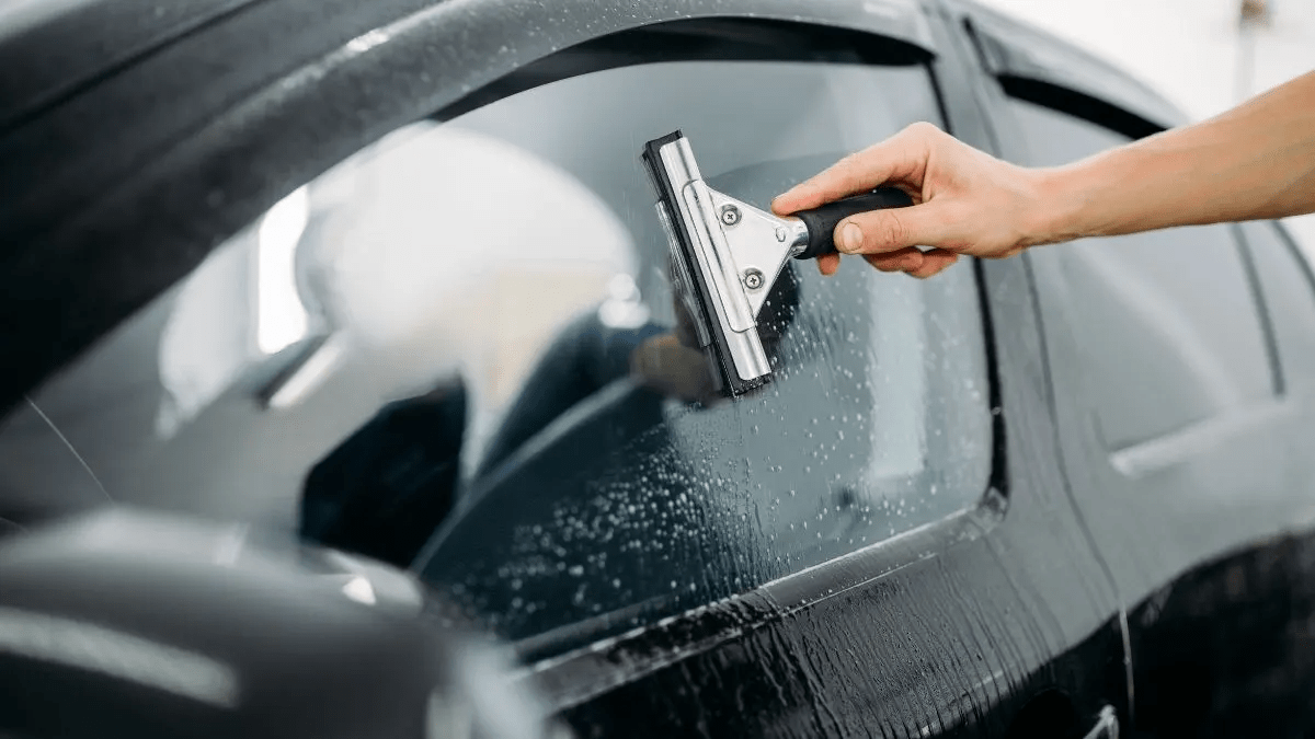 Proč nanášet ocet na čelní sklo auta a proč se to doporučuje hlavně v zimě