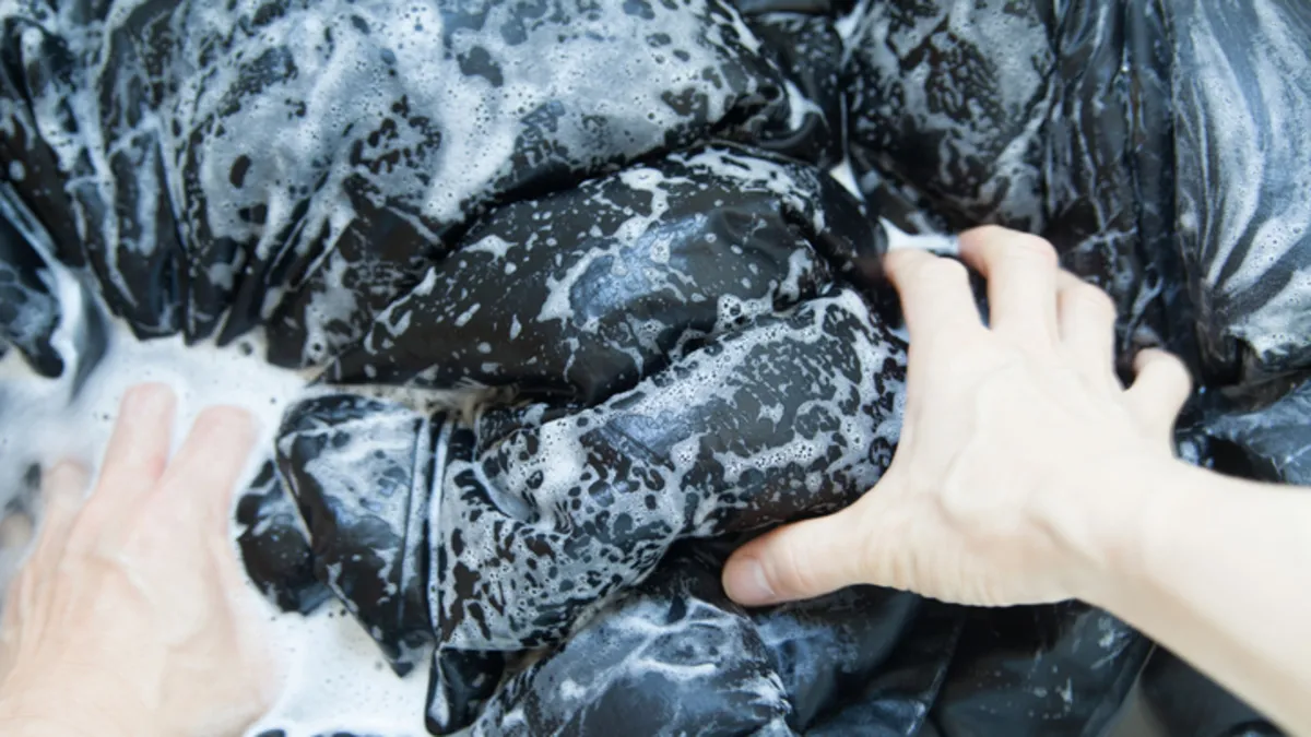 V lednu čistím péřovou bundu jen takhle — rychle a účinně: a to všechno bez pračky i bez čistírny 2 V lednu čistím péřovou bundu jen takhle — rychle a účinně: a to všechno bez pračky i bez čistírny