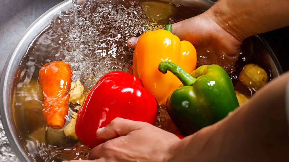 Pokud zeleninu umyjete jen pod tekoucí vodou, pesticidy mohou zůstat… Takhle je to opravdu správně