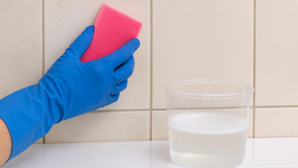 „Není to ani ocet, ani jedlá soda“... materiál číslo jedna, který odstraní plíseň v koupelně jedním tahem.