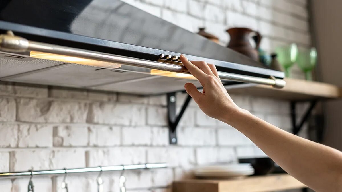 Proč se chytří majitelé už dávno vzdali digestoře v kuchyni a našli pohodlnější řešení