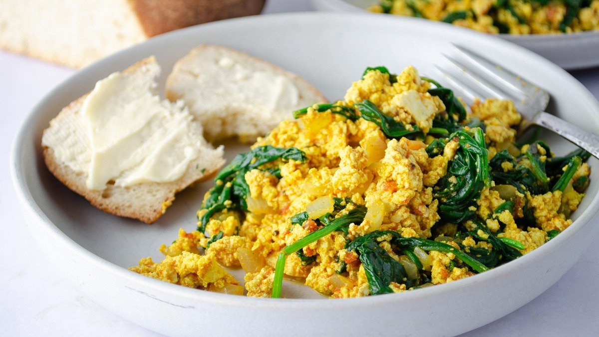 Zkuste jen přelít tofu „vaječnou směsí“ a rodina řekne: „Proč jsi to neudělala už dřív?“