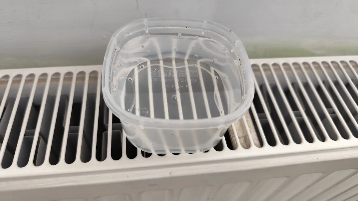 Proč se v českých domácnostech doporučuje postavit misku s vodou k radiátoru