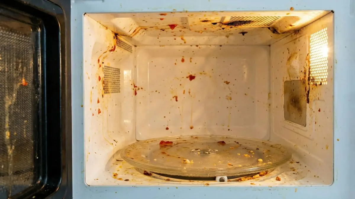 Trik s vlhkou houbičkou v mikrovlnce, který usnadní úklid během pár minut 2 Trik s vlhkou houbičkou v mikrovlnce, který usnadní úklid během pár minut