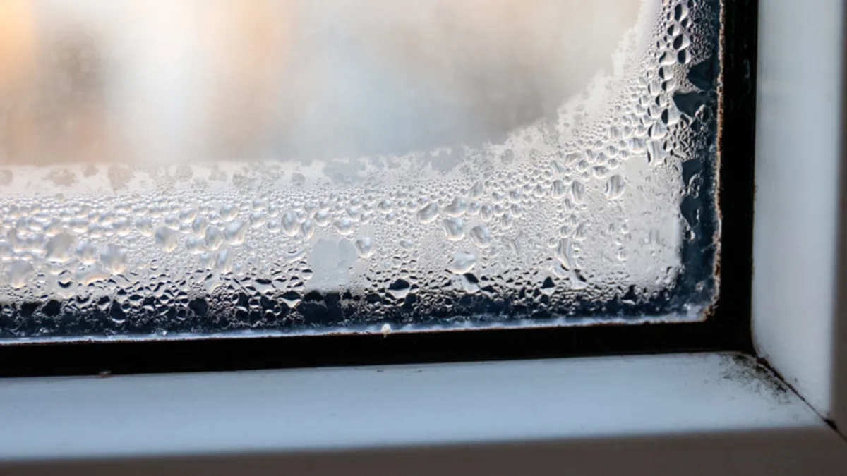 Kondenzace na oknech proč vzniká a nejúčinnější řešení jak jí předcházet