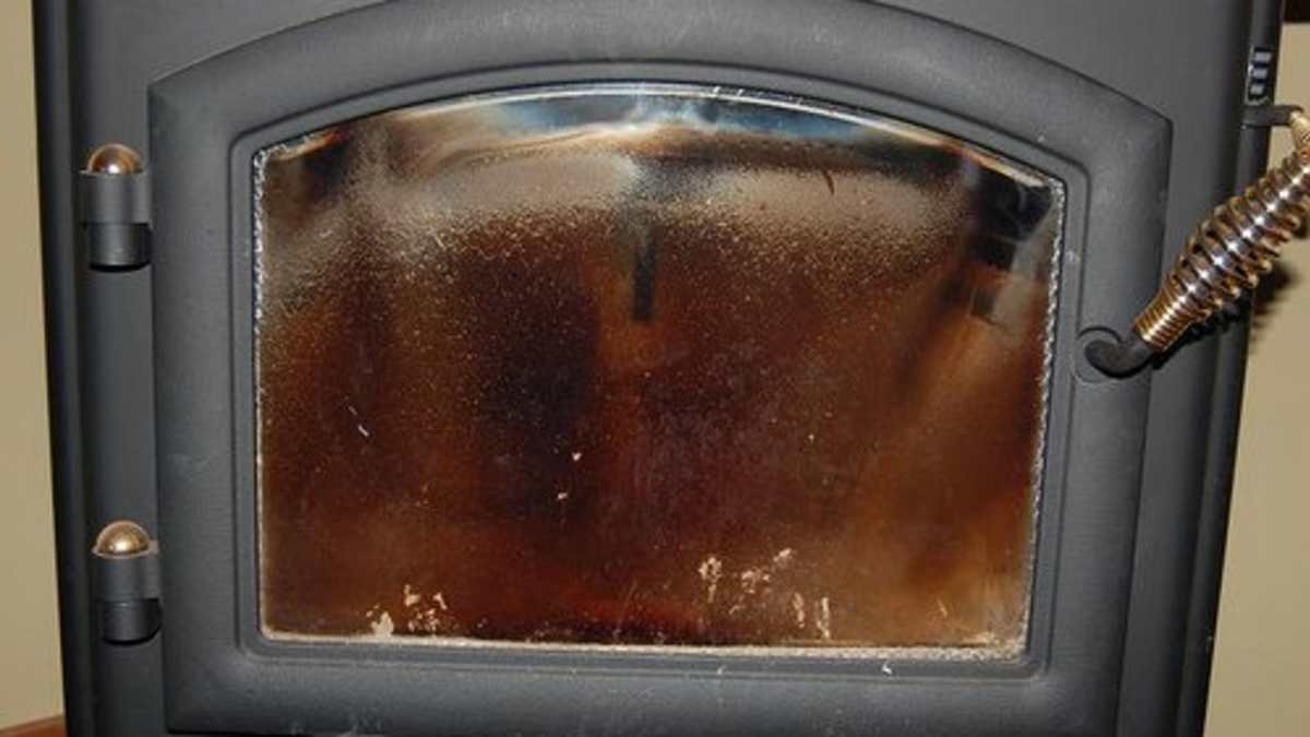 Proč si vybírám popel na čištění skla u kamen — ekologický tip, který může překvapit výrobce