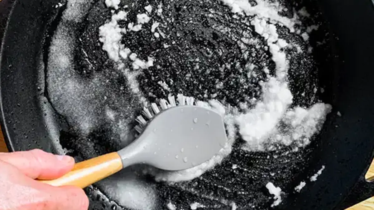 Čím vyčistit pánev, když běžné mytí nestačí