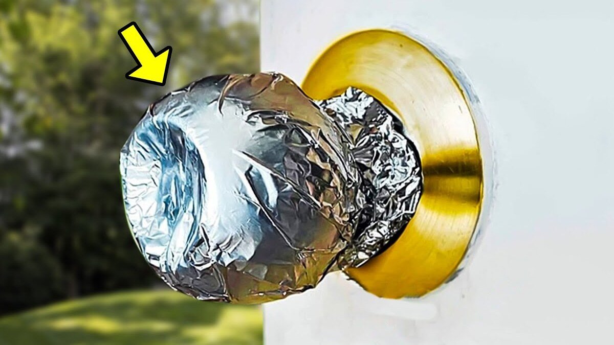 Proč stále více domácností omotává dveřní kliky hliníkovou fólií a jaký nečekaný efekt se za tímto trendem skrývá