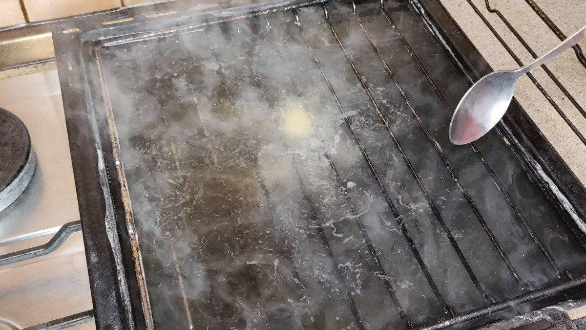 Jak vyčistit troubu tabletou do myčky nádobí — do lesku a bez mastnoty