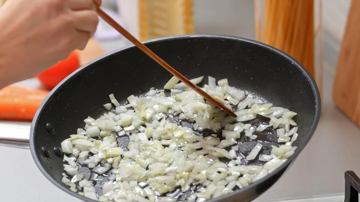 Jednoduchý trik při dušení cibule, aby v bytě nebyl zápach