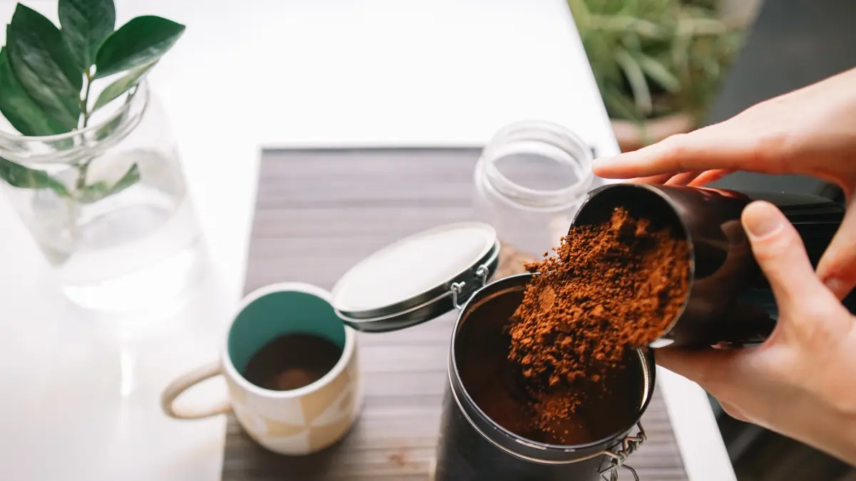 Lifehack, jak se zbavit nepříjemných pachů doma během pár vteřin: stačí lžička kávy, když ji použijete takto