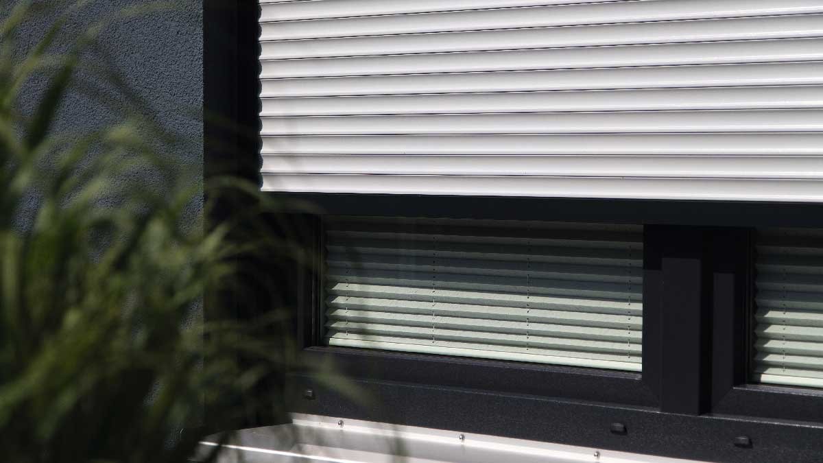 proc v zime neni dobre na noc uplne stahovat rolety pokud to presto delate muzete pocitat s dalsimi naklady