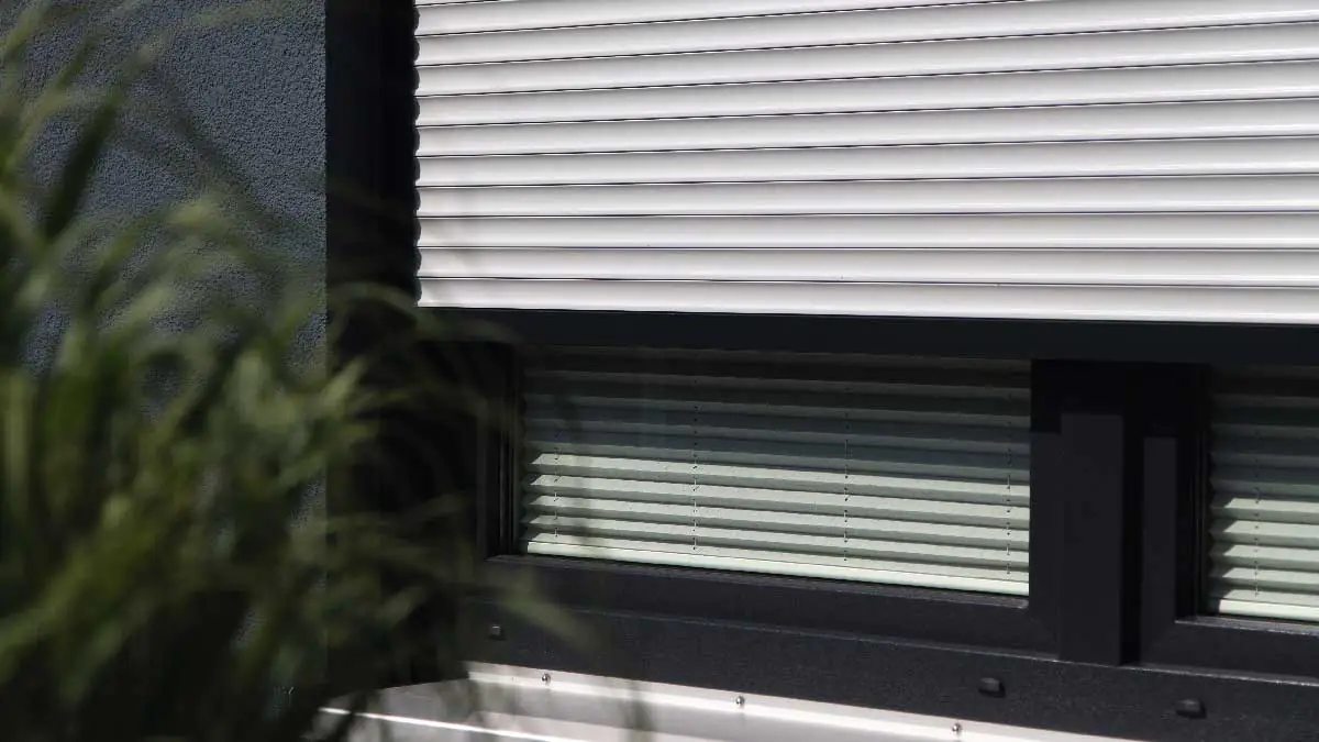 proc v zime neni dobre na noc uplne stahovat rolety pokud to presto delate muzete pocitat s dalsimi naklady