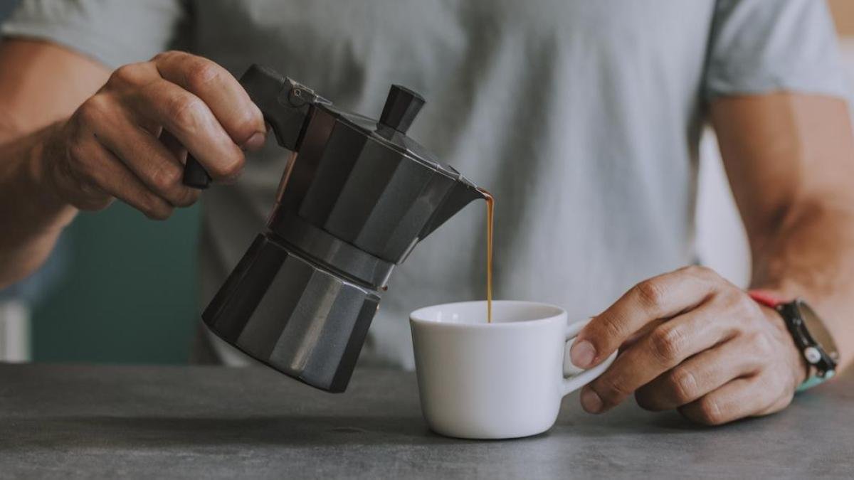 Proč vám káva chutná „divně“ a není to zrny