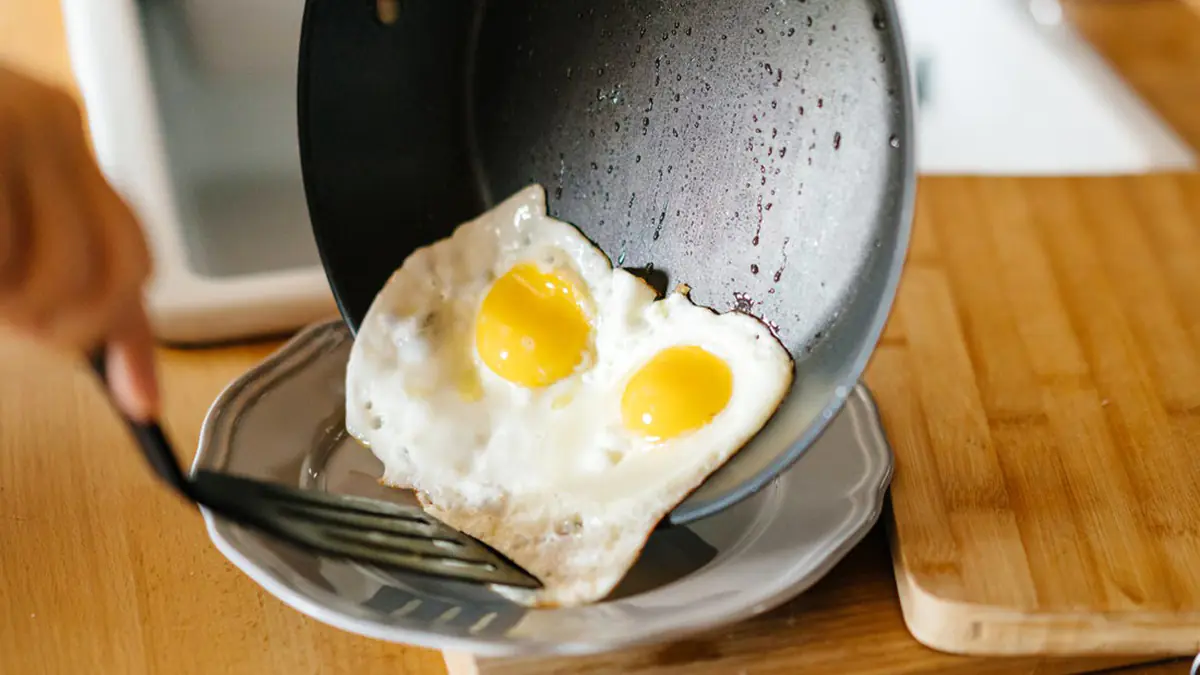 Profesionální trik, díky kterému se vejce nikdy nepřilepí k pánvi: není to ani voda, ani olej