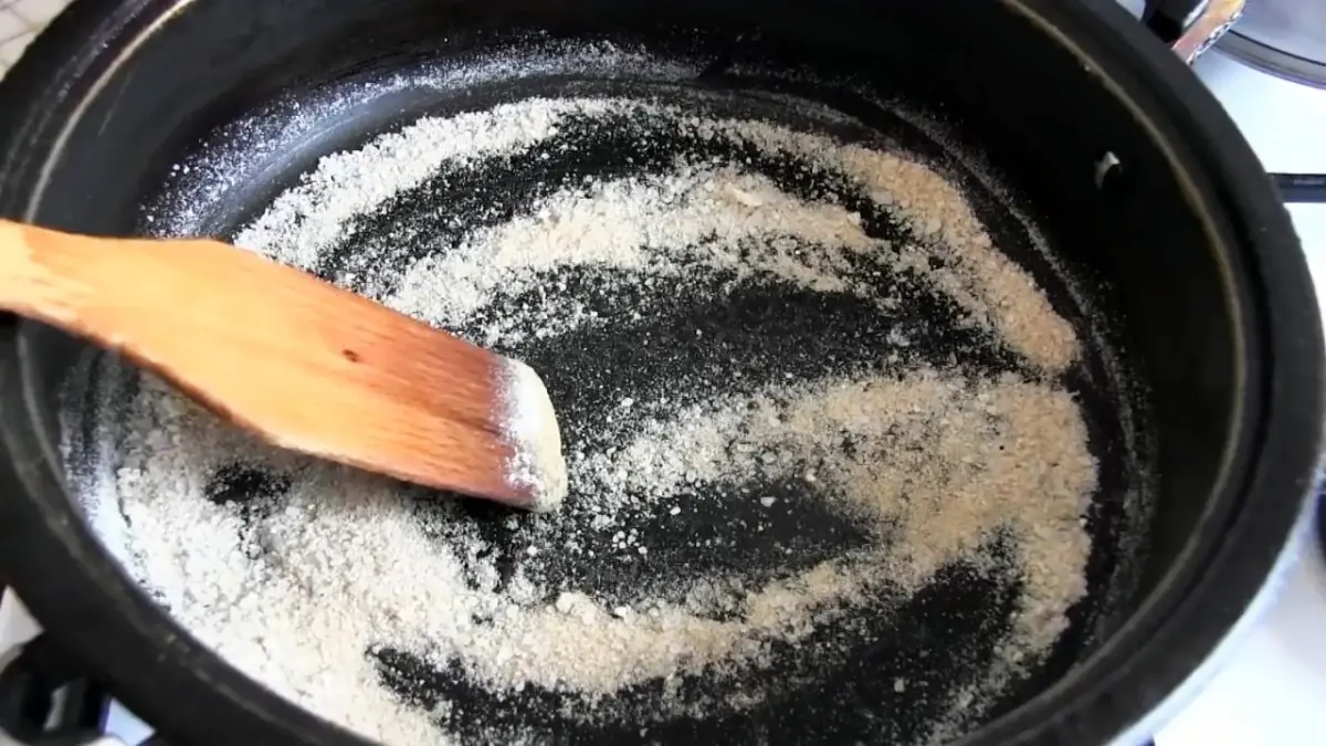 Profesionální trik, díky kterému se vejce nikdy nepřilepí k pánvi: není to ani voda, ani olej