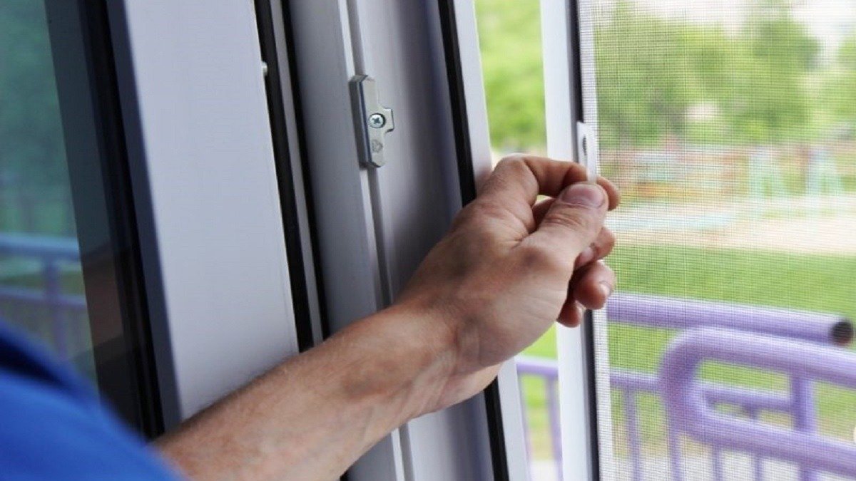 Proti hmyzu bez námahy síť proti hmyzu nemusíte sundávat, stačí dva jednoduché pomocníky a bude čistá