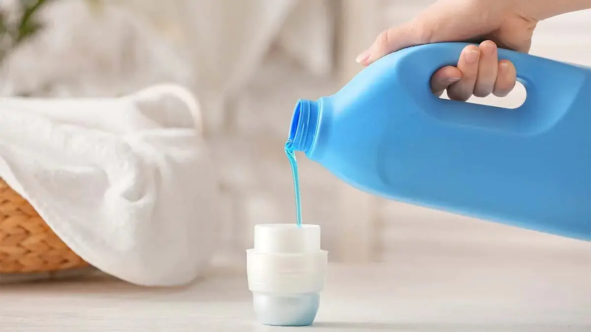 Prach na nábytku se neusazuje už 13 dní. Stačí přidat do vody jedno víčko tohoto prostředku na úklid