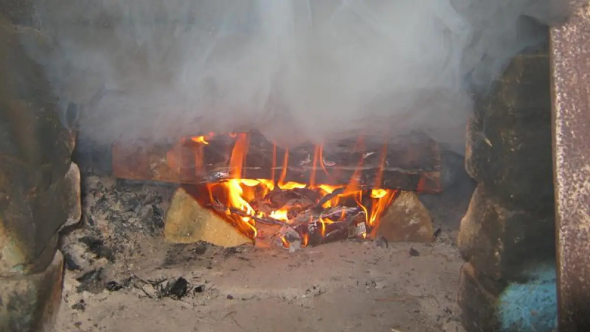 Zapomeňte na bramborové slupky a riskantní lezení na střechu: geniální způsob, jak vyčistit komín, ke kterému stačí jen dvě plastové lahve