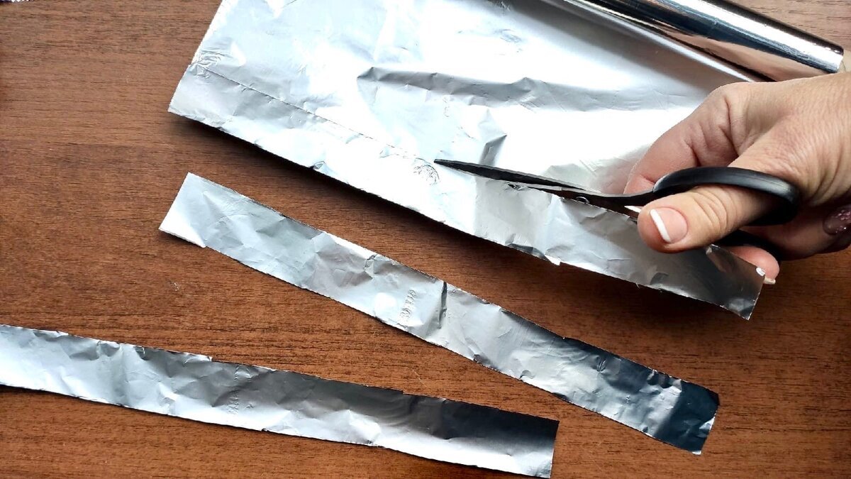 Stále více lidí balí dveřní kliky do alobalu: tady je proč