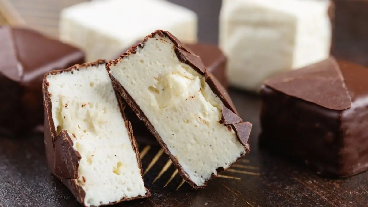 Ptačí mléko bez vajec: jemný dezert s čokoládovou polevou bez trouby