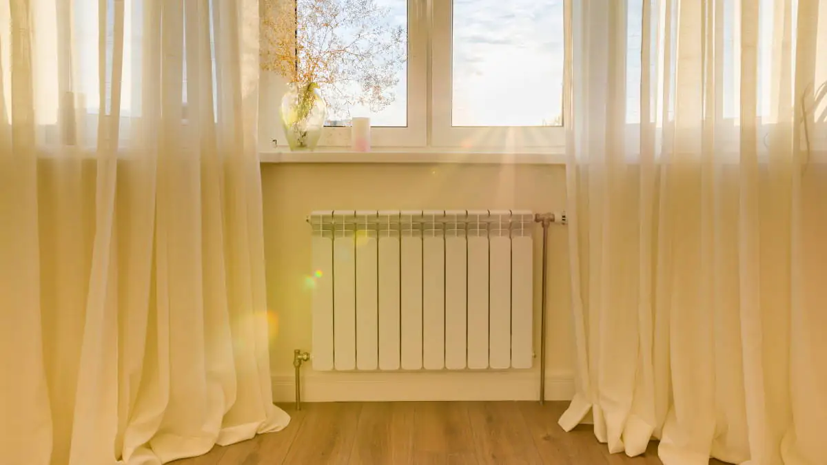 Radiátory topí, ale v bytě je zima: pět důvodů, o kterých instalatéři mlčí