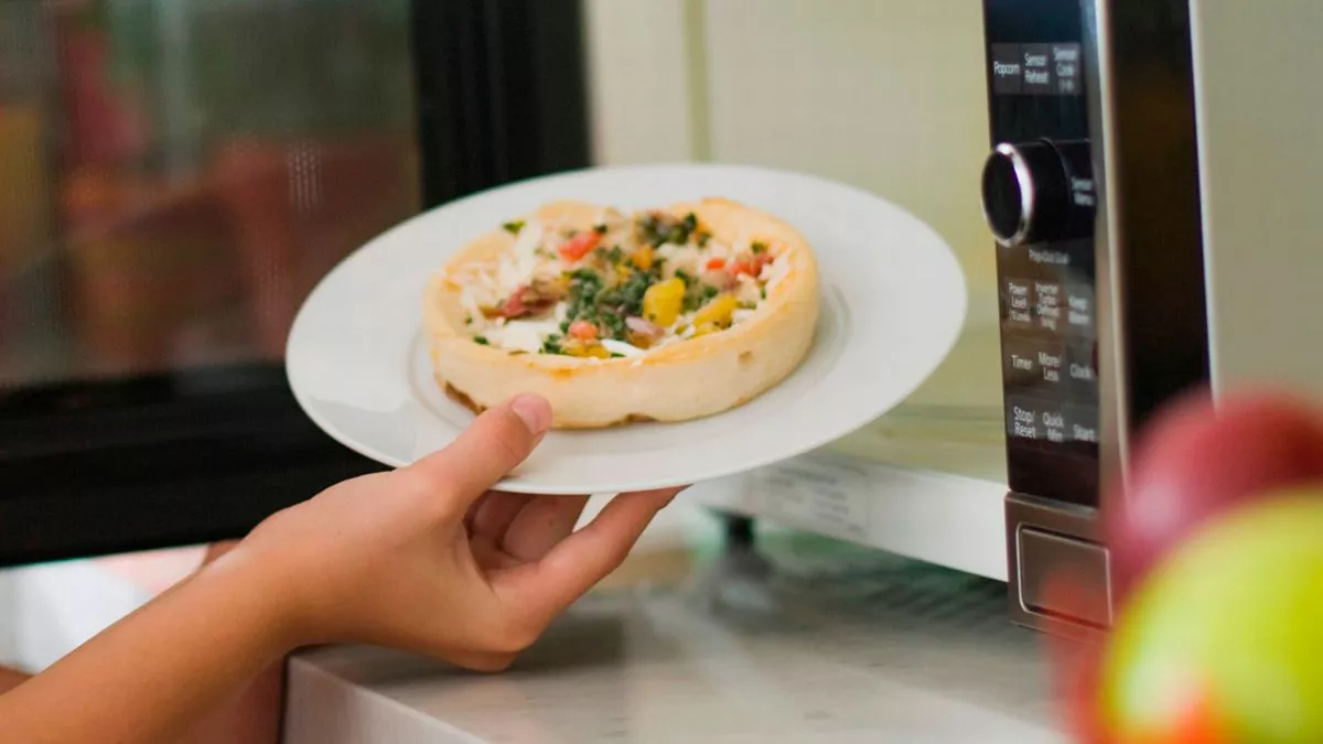 Farmaceut vysvětlil, proč nedávat jídlo doprostřed mikrovlnky: v Česku se mnozí diví, že to dělali špatně přes 20 let