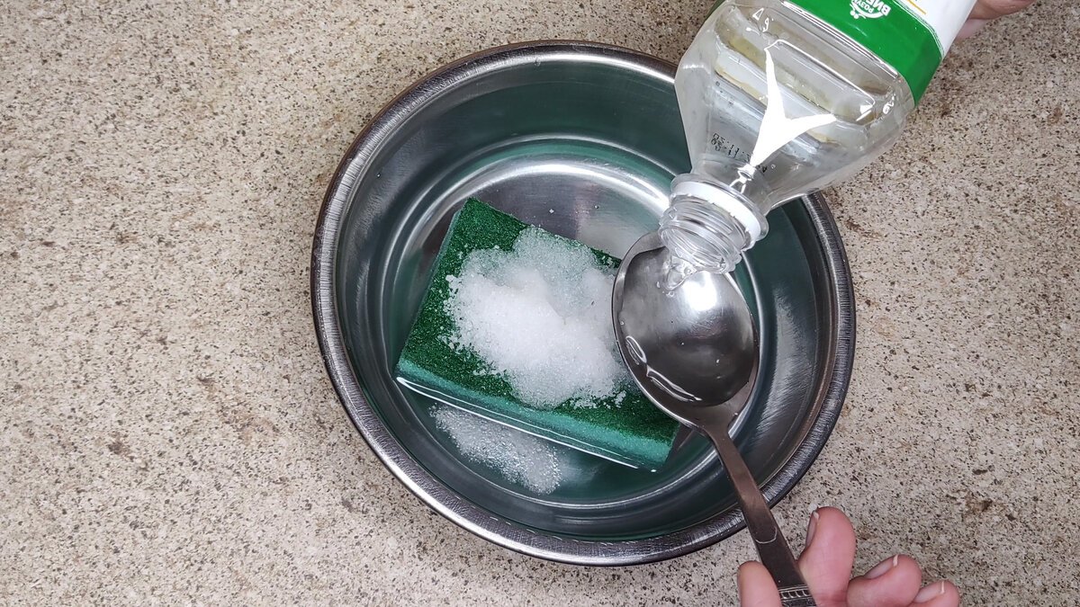 Stačí rozmíchat 50 g a vana se leskne i ve tmě: bez rzi a usazenin, osvědčený trik prověřený léty